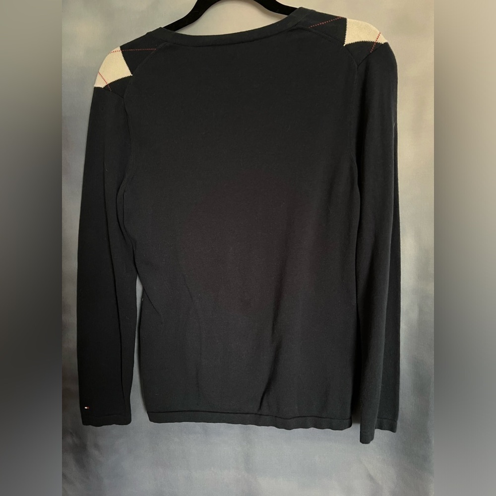Tommy Hilfiger women’s size M argyle navy & white long sleeved v-neck - Picture 8 of 8